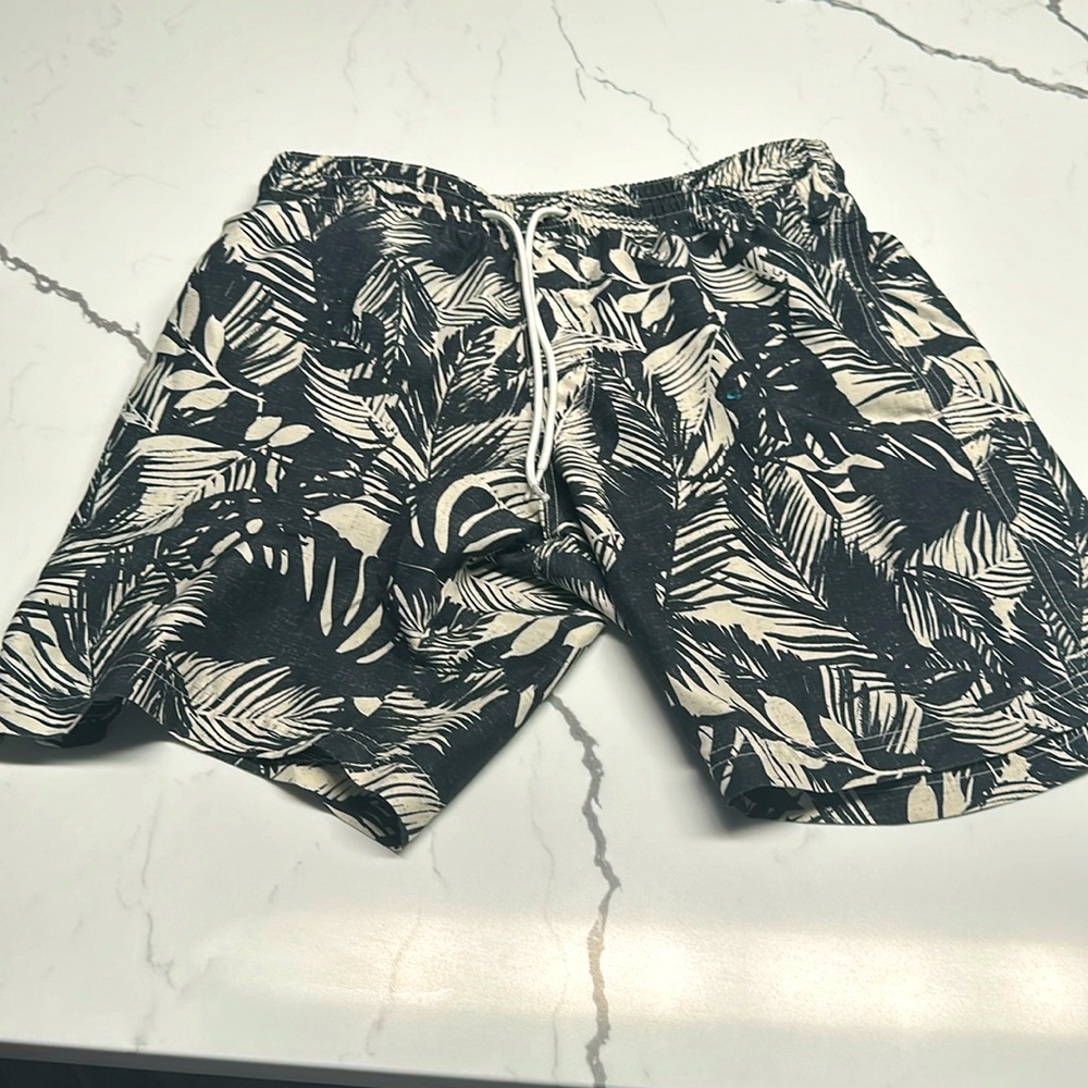 I’m selling this  black and white bathing suit